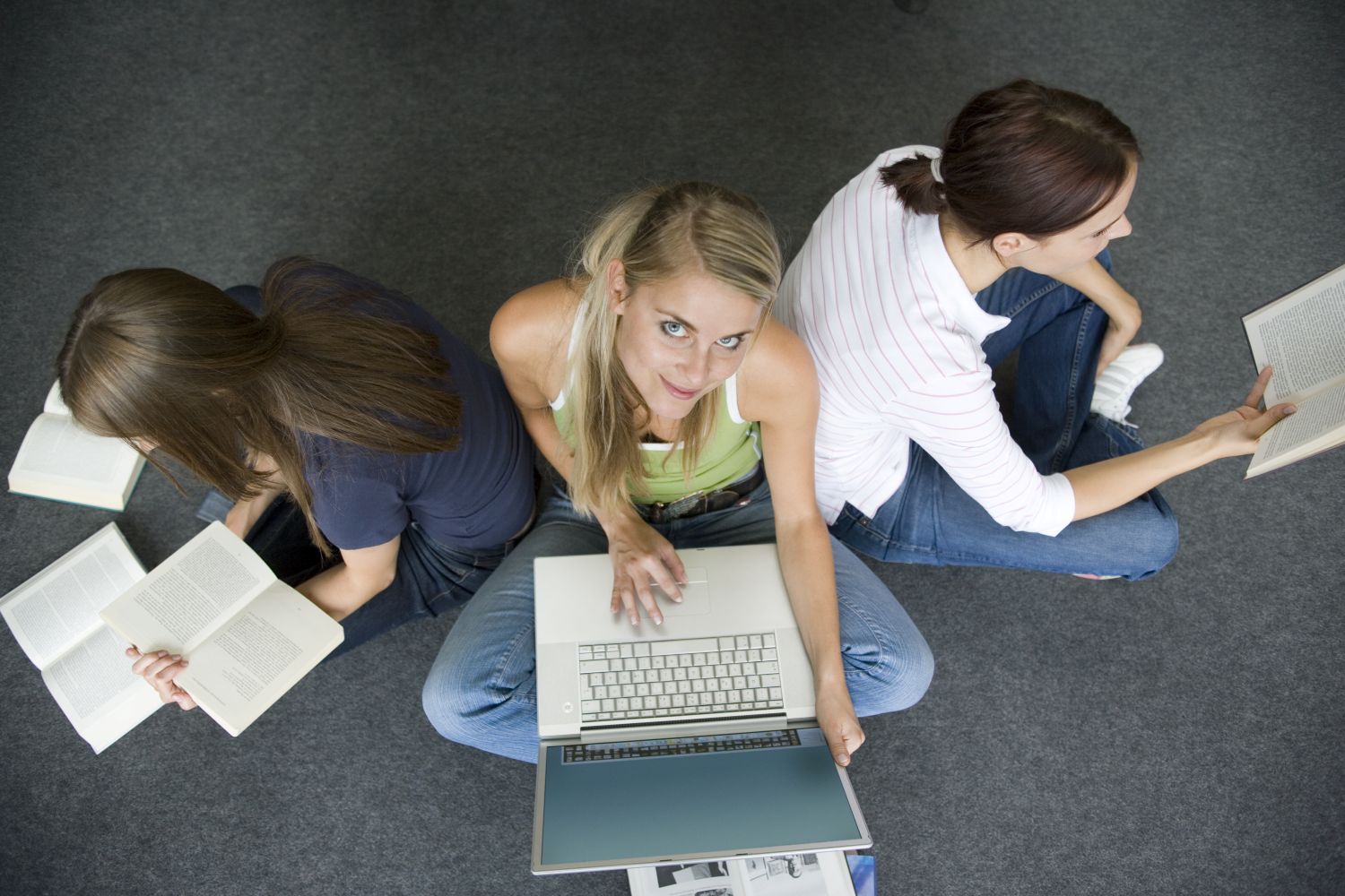 What Is an Online Reader Community?